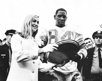 photo of Bubba Smith receiving award