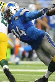 Ziggy Ansah photo making a football tackle